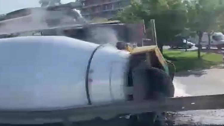 Küçükçekmece’de Beton Mikseri Devrildi