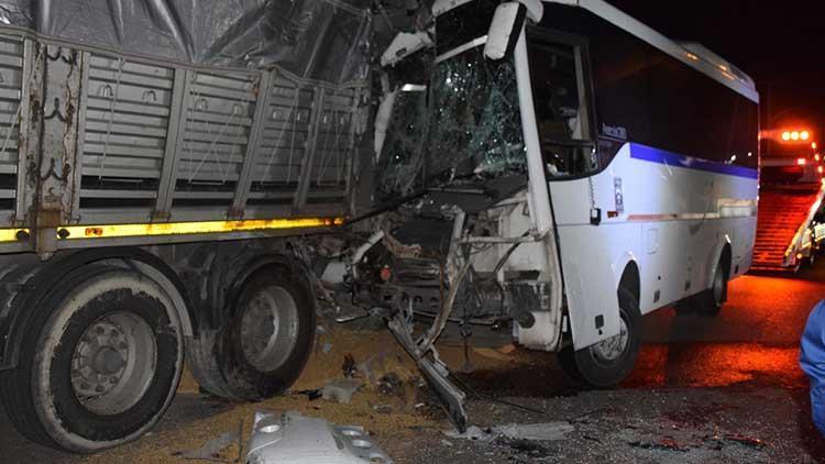 Manisa’da İşçi Servisi Tıra Çarptı: 20 Yaralı