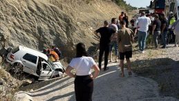 Menfeze Düşen Otomobildeki Çocuk Hayatını Kaybetti, 2 Kişi Yaralandı