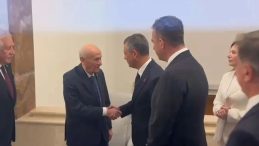 MHP Lideri Devlet Bahçeli ile Özgür Özel Arasında Dikkat Çeken Diyalog: Çok Hareketlisiniz