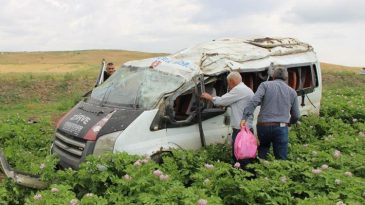 Minibüs Tarlaya Uçtu: 1 Ölü, 4 Yaralı
