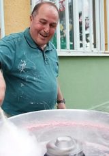 O artık ‘pamuk dede’! Bir okul müdürünün kalplere dokunan gönüllü iyilik serüveni