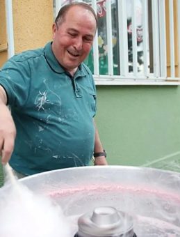 O artık ‘pamuk dede’! Bir okul müdürünün kalplere dokunan gönüllü iyilik serüveni