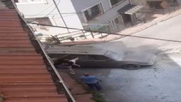 Öfkeli Sürücü Yanan Arabasını Tekmeleyip Yumrukladı, Vatandaşlar Zorla Sakinleştirdi