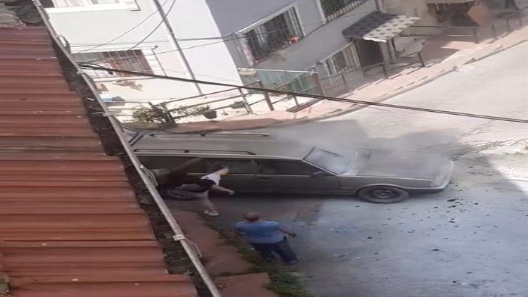 Öfkeli Sürücü Yanan Arabasını Tekmeleyip Yumrukladı, Vatandaşlar Zorla Sakinleştirdi