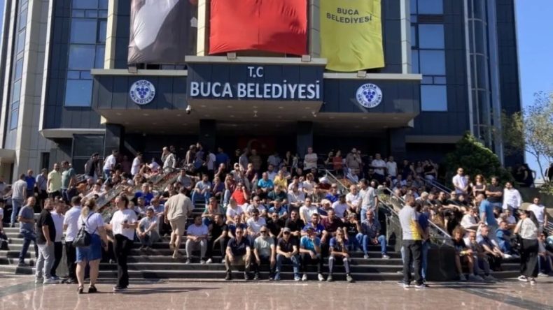 Olan Yine Vatandaşa Oldu… Buca’da Maaşını Alamayan İşçi İş Bıraktı, Sokaklarda Çöp Dağları Oluştu