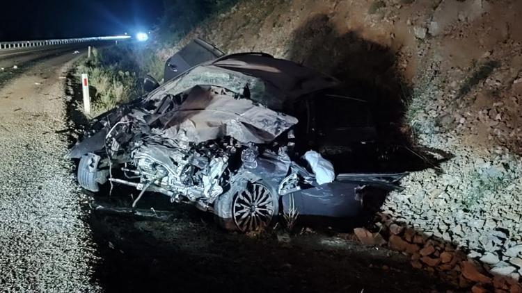 Otobüs ile otomobil çarpıştı: 1 ölü, 8 yaralı