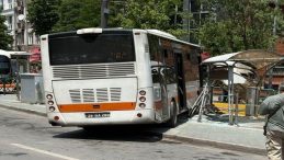 Otobüs Tramvay Durağına Daldı: 2 Yaralı