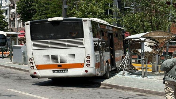 Otobüs Tramvay Durağına Daldı: 2 Yaralı