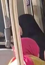 Otobüste Tesettürlü Kadına Hakaret: 2 Yaşındaki Kızının Gözleri Önünde Küfür ve Şiddete Maruz Kaldı