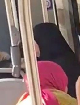 Otobüste Tesettürlü Kadına Hakaret: 2 Yaşındaki Kızının Gözleri Önünde Küfür ve Şiddete Maruz Kaldı