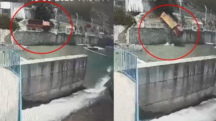 Park Etmeye Çalışırken Dereye Uçtu! Kaza Anı Kamerada