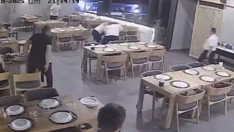 Restoranda yemek yerken boğulma tehlikesi! Heimlich manevrasıyla kurtarıldı