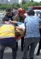 Sahilde yürüyüş yapan kadın kayalıklara düştü