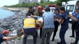 Sahilde yürüyüş yapan kadın kayalıklara düştü