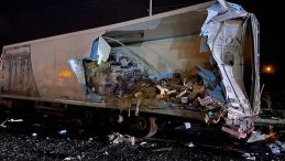 Sakarya’da Yolcu Otobüsü TIR’a Arkadan Çarptı: 2’si Ağır, 13 Yaralı