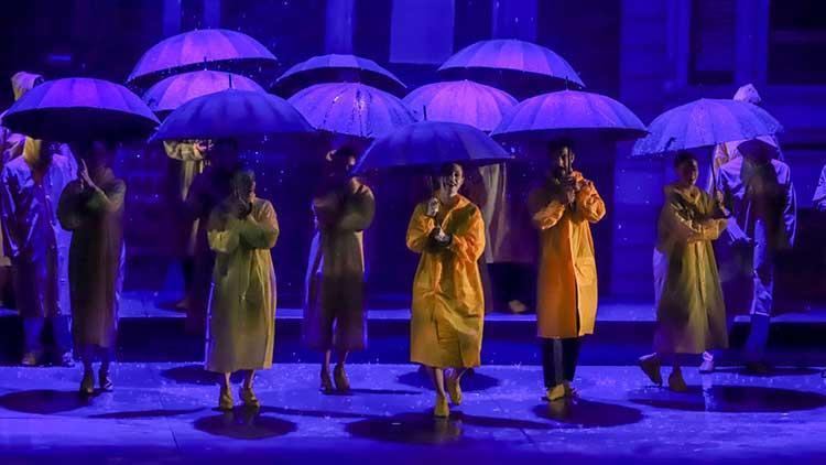 Samsun Kültür Yolu Festivali’nde Türkiye’de bir ilk: “Singin’ in the Rain” sahnelendi, sahnede yağmur yağdırıldı