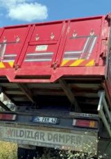 Sancaktepe’de Kamyon ve Çekici Yol Kenarına Uçtu! 3 Kişi Yaralandı