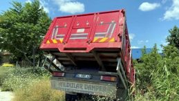 Sancaktepe’de Kamyon ve Çekici Yol Kenarına Uçtu! 3 Kişi Yaralandı