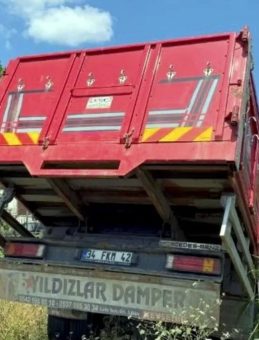 Sancaktepe’de Kamyon ve Çekici Yol Kenarına Uçtu! 3 Kişi Yaralandı
