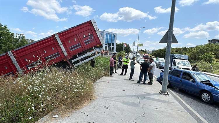 Sancaktepe’de zincirleme trafik kazası: 2 kişi yaralandı
