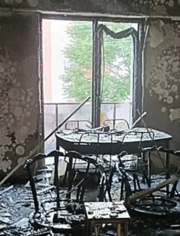 Şarja Takılı Telefon Bataryası Patladı: 8 Kişi Dumandan Etkilendi!