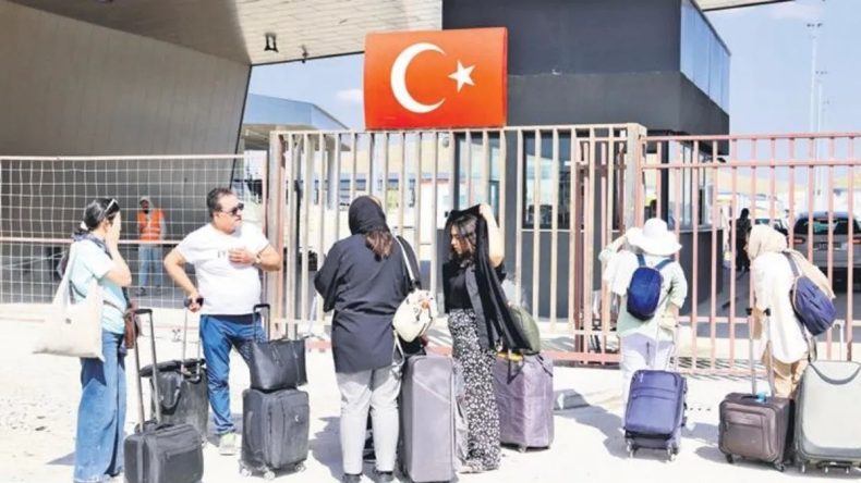 Savaşa Rağmen İran’a Dönüyorlar