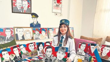 Şehitlerin Resimlerini &Ccedil;izerek Ailelerine Hediye Ediyor