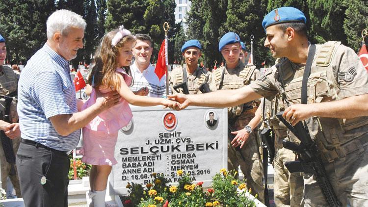 Şehitliklerde Hüzün ve Gurur Yaşandı