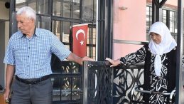 Sen ne güzel bir eşsin Osman amca! Yürümekte güçlük çeken karısı için yaptırdı… 'Onun mutluluğu bana yetiyor'