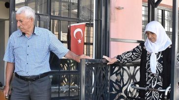 Sen ne g&uuml;zel bir eşsin Osman amca! Y&uuml;r&uuml;mekte g&uuml;&ccedil;l&uuml;k &ccedil;eken karısı i&ccedil;in yaptırdı… 'Onun mutluluğu bana yetiyor'