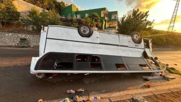 Servis Aracı Ters Dönerek Takla Attı: 25 Yaralı