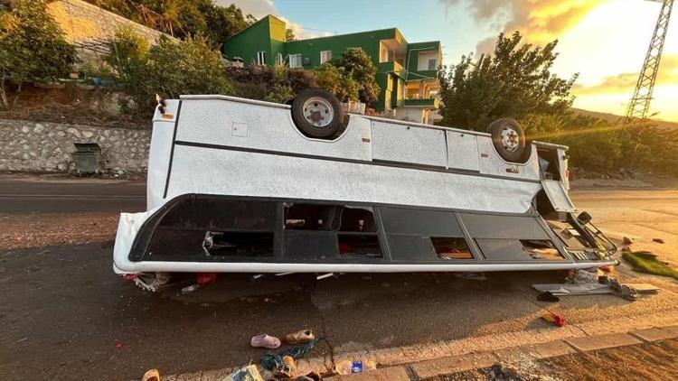 Servis Aracı Ters Dönerek Takla Attı: 25 Yaralı
