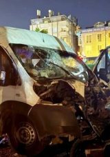 Servis Minibüsü ile Otomobil Çarpıştı: 4 Yaralı