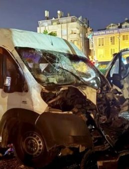 Servis Minibüsü ile Otomobil Çarpıştı: 4 Yaralı