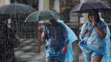 Sıcaklıklar d&uuml;ş&uuml;yor, kuvvetli sağanak geliyor! Meteoroloji alarm verdi! İşte yağış beklenen illerimiz