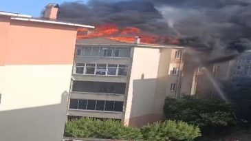 Silivri’de 5 Katlı Binada Korkutan Yangın, Alevler Çatıyı Sardı