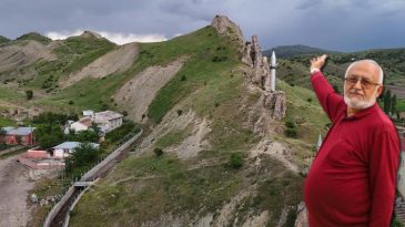Sivas'ta G&ouml;renleri Şaşırtan Durum: Minareyi Bulan Camiye Ulaşamıyor!