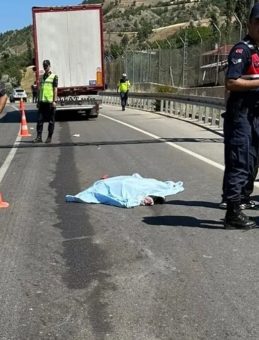 Sivas’ta TIR yayalara çarptı: 1 ölü, 1 yaralı