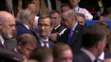 Son dakika… Cumhurbaşkanı Erdoğan ve ABD Başkanı Trump ayak&uuml;st&uuml; g&ouml;r&uuml;şt&uuml;