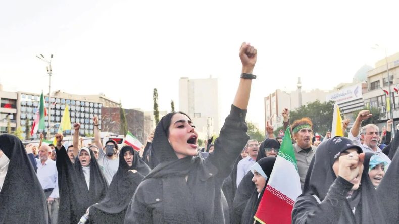 Tahran’da Halk ABD ve İsrail’e Tepkili