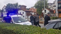 Tanımadığı Kadına Gül Verme Girişimi Sonrası Bıçak Göstermesi