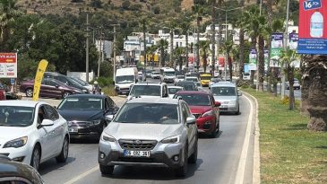 Tatilciler yola çıktı! Dönüş yoğunluğu başladı! 15 binden fazla araç şehri terk etti