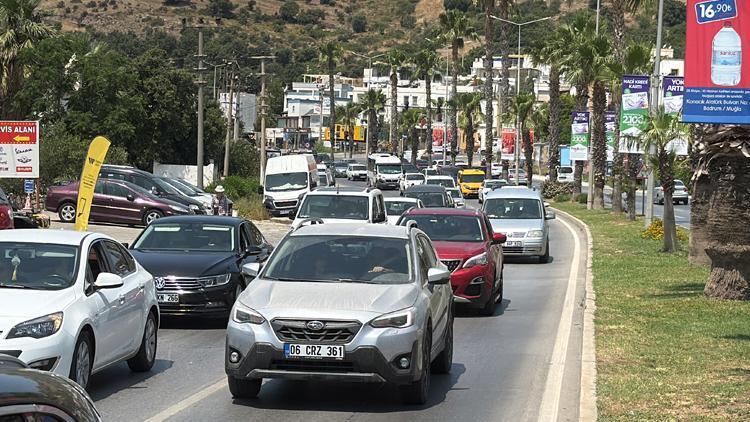 Tatilciler yola çıktı! Dönüş yoğunluğu başladı! 15 binden fazla araç şehri terk etti