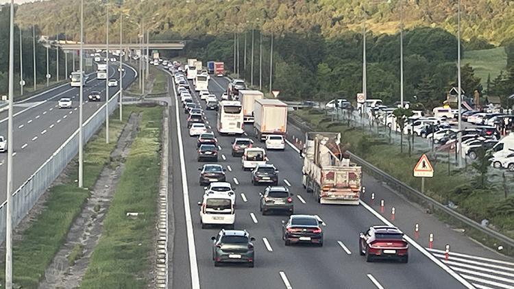 Tatilciler yolculuğa başladı: Bayram trafiği tırmanıyor