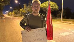Tek kişilik protesto! Bir avuç un ve Türk Bayrağı ile Gazze’ye yola çıktı
