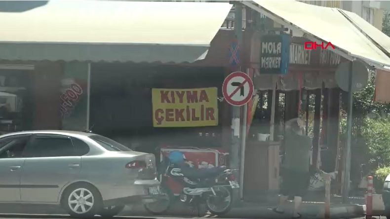 Tekel Bayisinde ‘Kıyma Çekilir’ Afişi