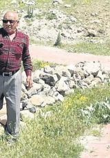 Terk Edilmiş Köyde Tek Başına Yaşıyor