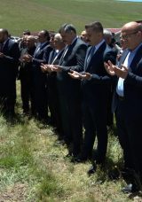 Terör örgütü PKK’nın katlettiği babasının mezarı başında buruk doğum günü