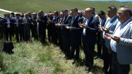 Terör örgütü PKK’nın katlettiği babasının mezarı başında buruk doğum günü